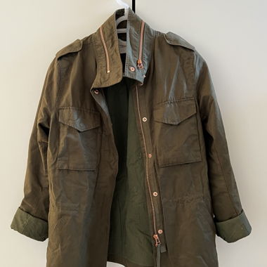 Kaki-Parkajacke mit Taschen