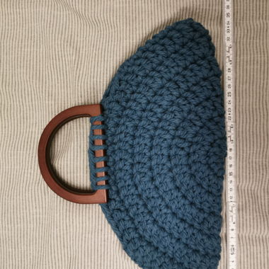 Borsa all'uncinetto con manico in legno, blu