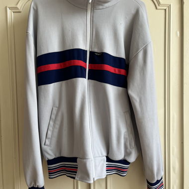 Graue Trainingsjacke mit Streifen