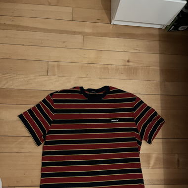 t-shirt primark rayé noir rouge jaune 