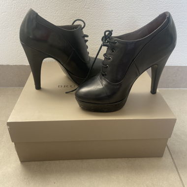 Schuh mit Absatz aus echtem Leder