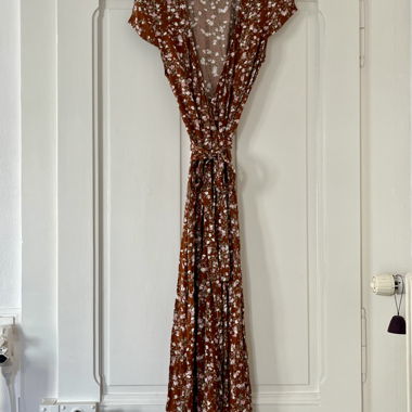 Floral cache-coeur tie-front dress