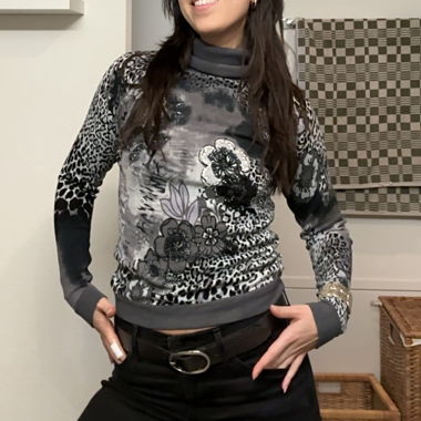 Y2K TURTLENECK TOP GREY LEO FLORAL