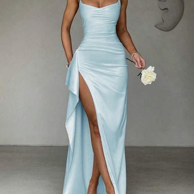 Robe longue bleu clair fendue