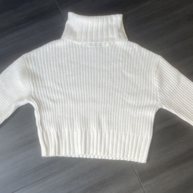 Maglione in maglia a coste bianco con collo alto