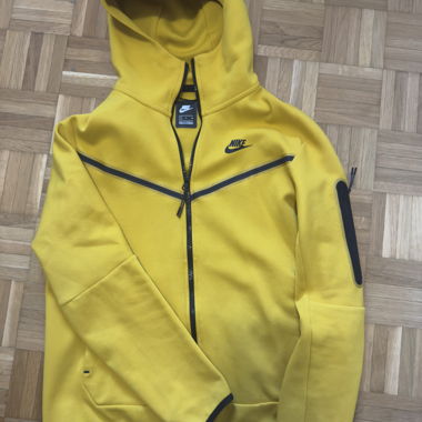 Nike Tech Gelb
