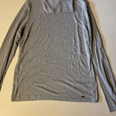 Maglione grigio a collo alto