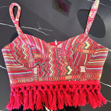 Top etnico con frange rosse
