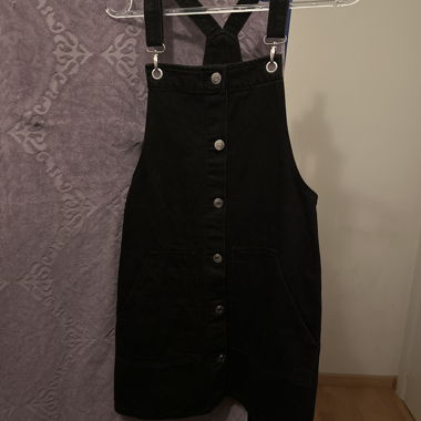 Schwarzes Latzkleid mit Knopfleiste
