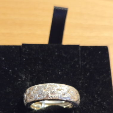 Ring mit Feder Muster