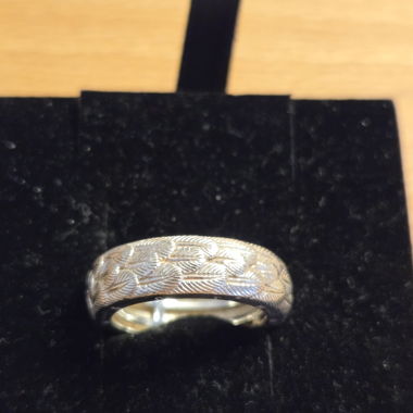 Ring mit Feder Muster