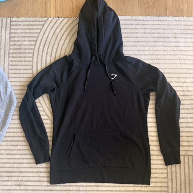 Schwarzer Hoodie mit Logo