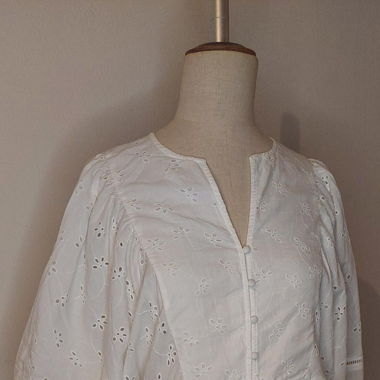 weisses Kleid mit Broderie Anglaise