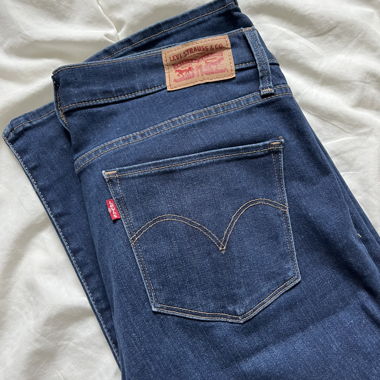 Levi’s 314 Shaping Straight Jeans –Size 31