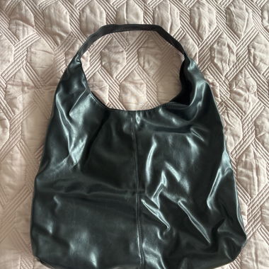 Schwarze Hobo-Schultertasche aus Kunstleder