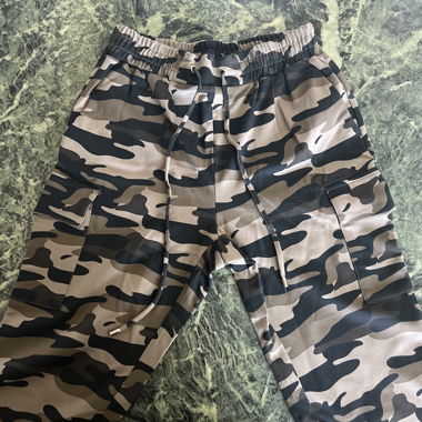 Pantaloni cargo mimetici