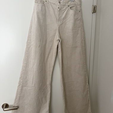 Pantalon beige en velours côtelé à jambes larges