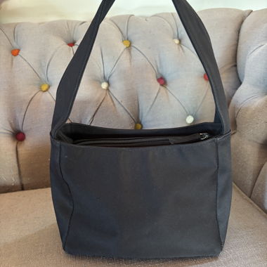 Kleine schwarze Handtasche 