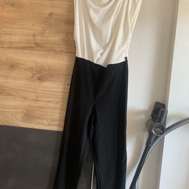 Eleganter Overall Weiss und Schwarz