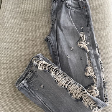 Jeans grigio strappato