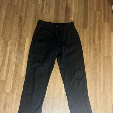 Schwarze Trainerhosen, Flared
