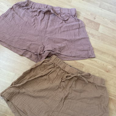 2 shorts en tissu. Même modèle 