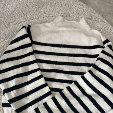 Gestreifter Strickpullover 