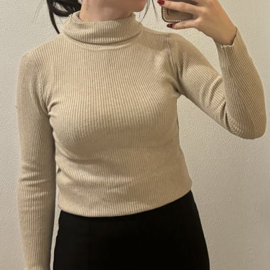Beiger Kragenpullover