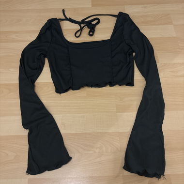 Schwarzes Crop-Top mit Trompetenärmeln