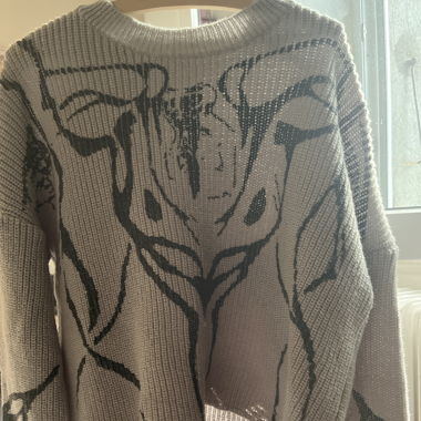 Maglione grigio, effetto usurato