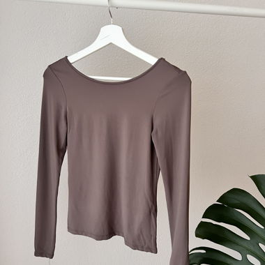 Basics Langarmshirt mit Rückenausschnitt
