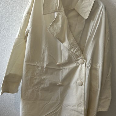 Cremfarbener Trenchcoat