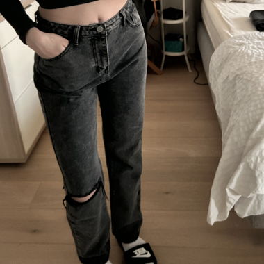 Black High-Waist Jeans