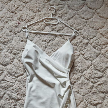 robe blanche fendue 