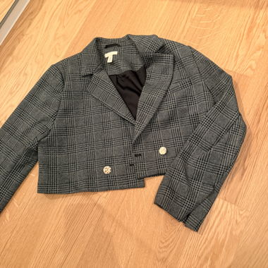 Kurzer Blazer mit langen Ärmeln im Karo H&M Grösse M