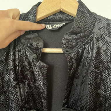 Veste noire à motif serpent de Comme des Garçons
