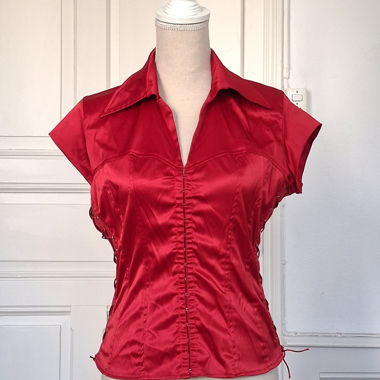 Top corsetto in raso rosso con allacciatura y2k