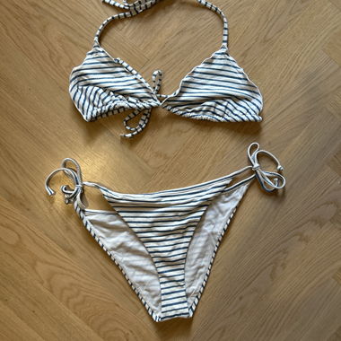 Blau-weisser Bikini