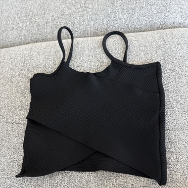 Top corto nero con bretelle sottili