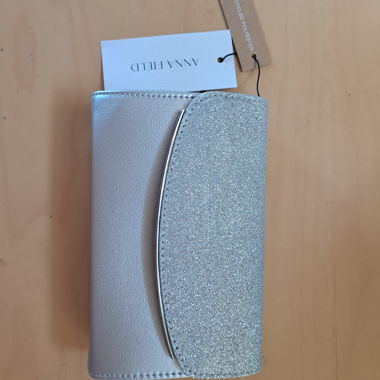 Pochette argentée avec chaîne