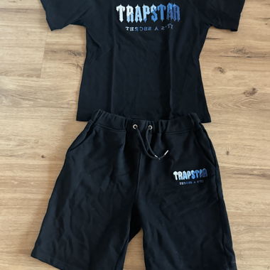 Completo con pantaloncini Trapstar