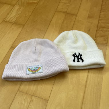 rosa and withe beanie