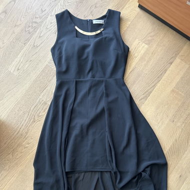 Schwarzes Kleid mit Golddetail