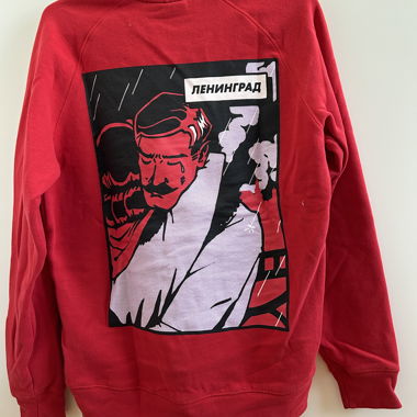 Maglione rosso con stampa sulla schiena