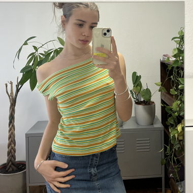 Top smanicato a righe scollato sulle spalle