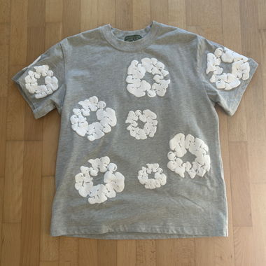 Graues T-Shirt mit Applikationen