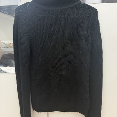 Langer schwarzer Pullover