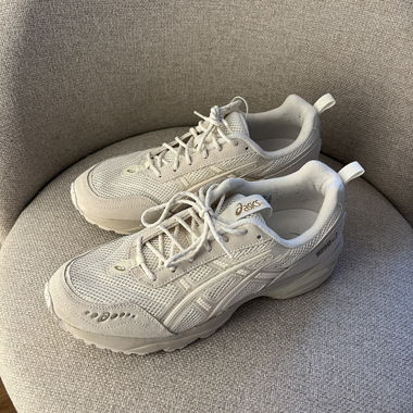 Asics 1090 v2 sneaker cream