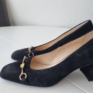 Schwarze High Heels mit Golddetail