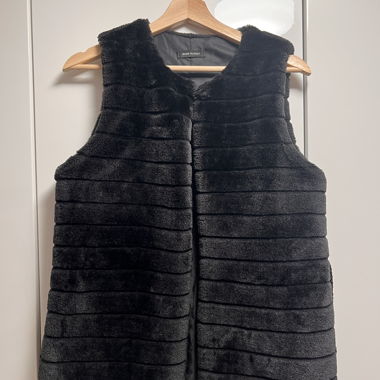 Gilet noir en fausse fourrure avec ceinture